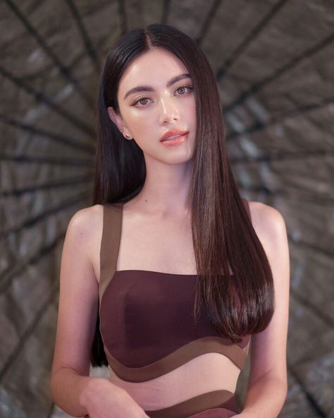 ↻: Follow me for more upcoming picture's. ↻: Suggest a picture you want. ↻: I'm open for colaboration. ↻: Save = follow Devika Hoorne, Mai Davika, Davika Hoorne, Classy Makeup, Female Pose Reference, Instagram Pose, Female Poses, Western Outfits, Beautiful Eyes