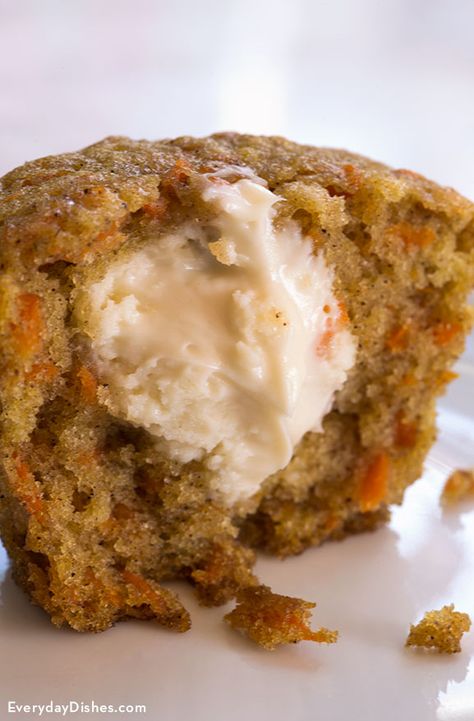 Inside-out carrot cake muffins recipe Carrot Cake Muffins Recipe, Muffins Carrot, Carrot Cake Muffin Recipe, Resep Muffin, Muffins Blueberry, Savory Cakes, Carrot Cake Muffins, Cake Muffins, Carrot Recipes