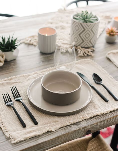 Boho Dining Table Set, Cream Plates Table Setting, Table Settings Everyday Modern, Dining Table Plates Setting, Modern Table Setting Everyday, Gray Table Setting, Dining Table Set Up, Stoneware Table Setting, Gray Table Decor