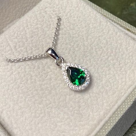 Emerald Crystal Jewelry, Emerald Green And Silver Jewelry, Emerald Green Jewelry Aesthetic, Luxury Oval Pendant Emerald Necklace, Emerald And Silver Jewelry, Emerald Necklace Silver, Emerald Jewelry Aesthetic, Green Jewelry Aesthetic, Emerald Ball Gown