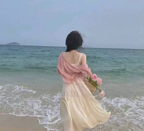 Outfit Mantai, Beach Photo Inspiration, Debut Photoshoot, Outfit Korean, 사진 촬영 포즈, Pics Inspo, Beach Pictures Poses, Beach Photography Poses, Uzzlang Girl