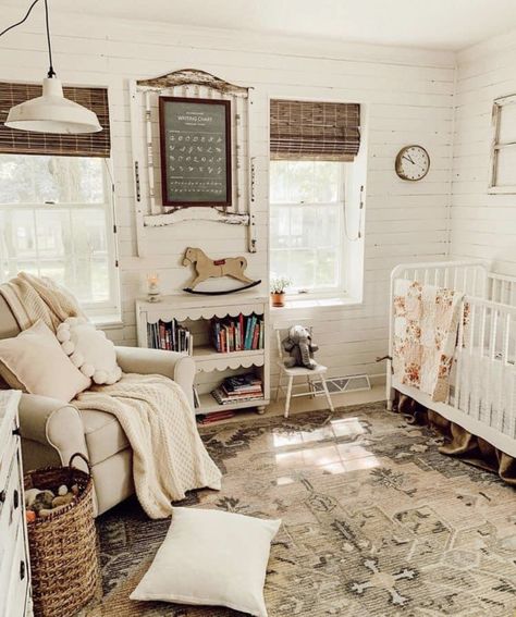 Primitive Nursery Ideas, Country Cottage Nursery, Cottage Core Nursery Ideas, Baby Girl Nursery Farmhouse, Vintage Farmhouse Nursery, Thrifted Nursery, Rustic Baby Nursery, Nursery Simple, Vintage Floral Nursery