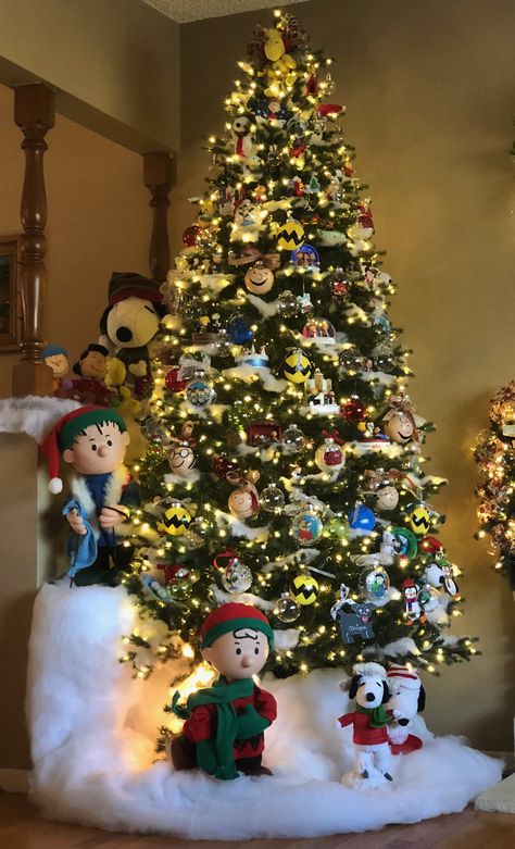 Peanut Christmas Charlie Brown, Snoopy Christmas Theme, Snoopy Christmas Tree Decorations, Peanuts Themed Christmas Tree, Charlie Brown Christmas Tree Decorations, Peanut Christmas Decorations, Charlie Brown Christmas Theme, Peanuts Christmas Tree Ideas, Kids Theme Christmas Tree