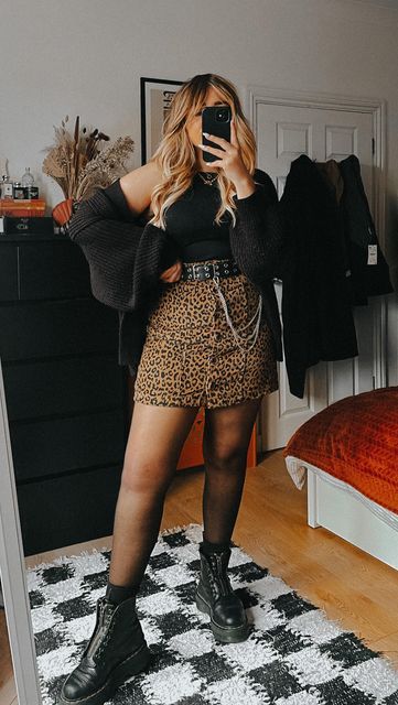 Cute Edgy Outfits Girly, Midsize Alternative Fashion, Casual Alternative Outfits, Salon Attire, Alternative Outfits Plus Size, Skirt And Tights Outfit, Hairstylist Career, Elder Emo Fashion, Style A Skirt