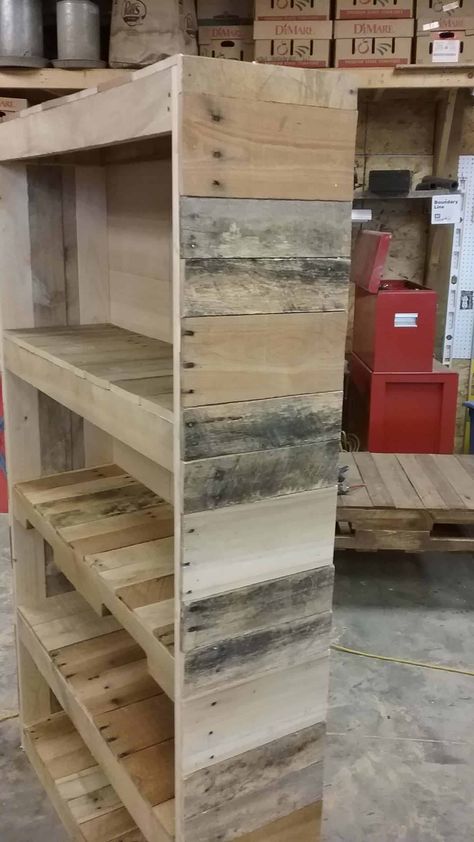 Cheap Diy Bookshelves, Rc Workshop, Pallet Bookshelves, Square Watermelon, Upcycle Wood, Pallet Display, Pallet Bookshelf, Pallet Building, Diy Wood Pallet Projects