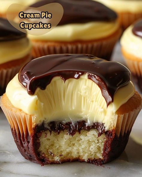 Crunch Bars Recipe, Cream Pie Cupcakes, Boston Cream Pie Cupcakes, Moist Vanilla Cupcakes, Chocolate Cherry Cookies, Pie Cupcakes, Caramel Crunch, Boston Cream Pie, Boston Cream