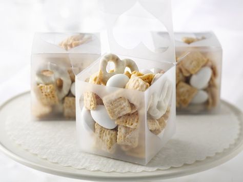 This pretty all-white cereal mix is perfect to serve for a wedding no matter what the brides colors are. Chex Mix Flavors, Bridal Party Foods, Chex Party Mix Recipe, Sweet Chex Mix, Sweet Chex, Chex Party Mix, Chocolate Chex, Cereal Mix, How To Dress For A Wedding