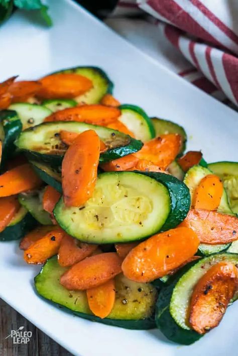 Carrots And Zucchini, Zucchini Dinner Recipes, Resep Vegan, Resep Koktail, Sauteed Carrots, Resep Salad, Diet Vegetarian, Veggie Side Dishes, Deilig Mat