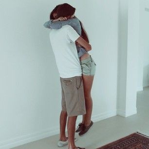 But being with someone taller than you can’t be all bad, right? | What Are The Pros Of Dating A Tall Person Boyfriend Hug, Tall Boyfriend Short Girlfriend, Boyfriend Problems, Short Girlfriend, Tall Boyfriend, Romeo Y Julieta, Tall Person, Tall Boys, Boyfriend Goals