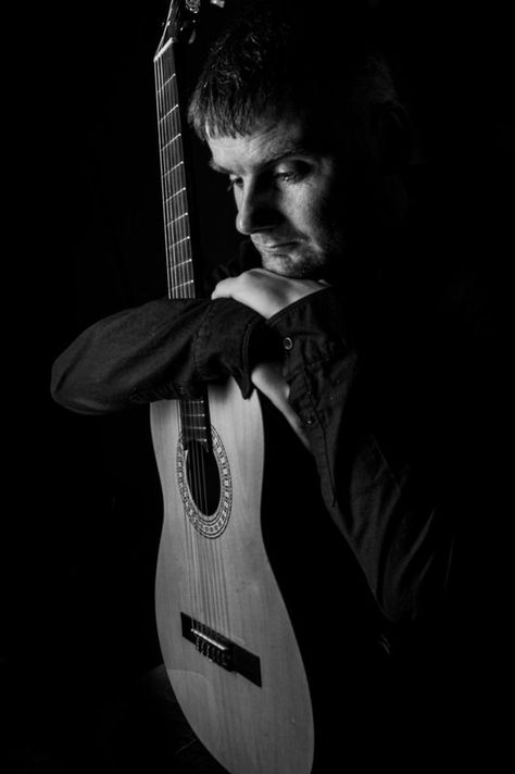 guitar poses Guitar Photoshoot Male, Portrait With Guitar, Guitar Photoshoot Ideas, Guitarist Photoshoot, Guitar Players Photography, Singer Photoshoot Ideas, Musician Headshots, Guitar Photoshoot, Guitar Poses