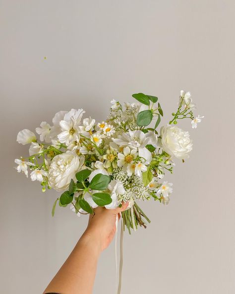 white wildflower bouquet Simple Wildflower Bridesmaid Bouquet, June Wildflower Bouquet, Small Wildflower Wedding Bouquet, Wildflower Bridesmaids Bouquet, Chamomile Wedding Bouquet, White Wild Flowers Wedding, Gomphrena Bouquet, Small White Bridal Bouquet, White Wild Flower Bouquet