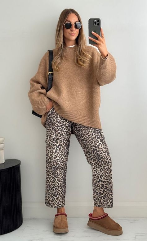 Knit Skirt Fall, Fall Casual Outfits Women Work, Dutch Outfits Street Styles, Ladies Fashion 2024, Fall Errands Outfit, Jeans Outfit Herbst, Cheetah Jeans Outfit, Boho Winter Outfits Bohemian, Leopard Pants Outfit 2024