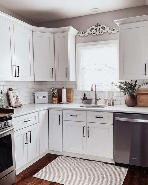 7+ Cottage Farmhouse Kitchen Ideas for Small, Charming Spaces Small Farmhouse Kitchen Ideas, Small Cottage Kitchen Ideas, Small White Kitchen, Cottage Farmhouse Kitchen, Small L Shaped Kitchens, Kitchens Small, Diy Kitchen Hacks, Small Farmhouse Kitchen, Small White Kitchens