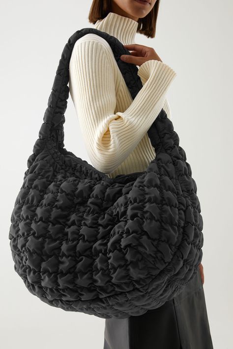 RECYCLED POLYESTER QUILTED OVERSIZED SHOULDER BAG - Black - Bags - COS FR Quilted Oversized Shoulder Bag, Puffy Quilted Bag, Cos Quilted Bag Outfit, Big Bag Aesthetic, Quilted Bag Outfit, Cos Quilted Bag, Puffy Bags, Cos Bag, Quilting Bag