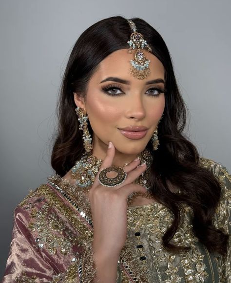 Asian Bridal Makeup Pakistani, Makeup Look For Wedding Guest Indian, Desi Wedding Guest Makeup, Soft Glam Makeup Indian, Party Makeup For Indian Wedding, Desi Wedding Makeup, Punjabi Bridal Makeup, Walima Makeup, Mehendi Style