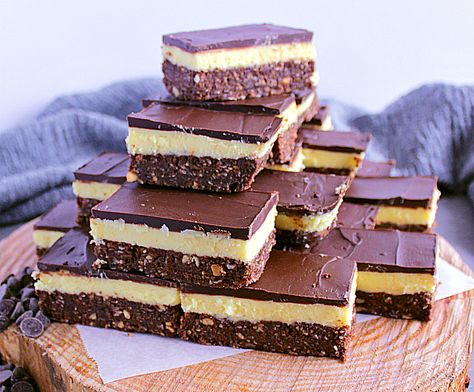 Perfect Nanaimo Bars. Three layers of deliciousness combine to create a bar that's got all the right flavours and textures in one. Custard Buttercream, Nanaimo Bar Recipe, Little Sunny Kitchen, Sunny Kitchen, Nanaimo Bars, Preppy Kitchen, Buttercream Filling, Custard Filling, Chocolate Topping