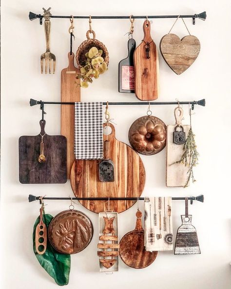 𝗙𝗘𝗥𝗡𝗔𝗡𝗗𝗢 𝗡𝗢𝗥𝗜𝗘𝗚𝗔 on Instagram: “ℂ𝕙𝕒𝕣𝕔𝕦𝕥𝕖𝕣𝕚𝕖 ♕ #homedecor #homedesign #kitchenideas #homeinspiration” Small Wall Kitchen Decor, Hanging Cutting Boards On Wall, Farm Stand Ideas, Roadside Farm Stand, Wall Decoration Kitchen, Cutting Boards Wall, Cutting Boards Decor, Kitchen Rails, Kitchen Gallery Wall