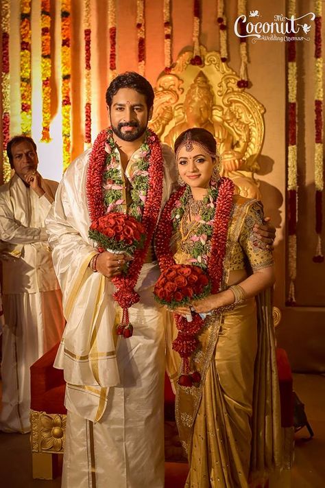 Bhavana Wedding Photos, Kerala Wedding Garland, Bhavana Actress Wedding, Traditional Kerala Wedding, Pelli Dandalu, Celeb Wedding, Kerala Wedding Saree, Actress Wedding, Indian Wedding Flowers