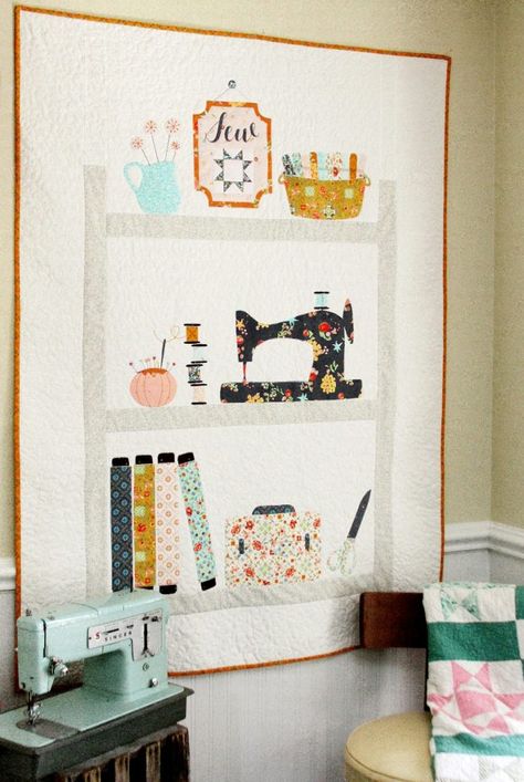 Sweet Sewing Shelves Applique Quilt with Free Pattern Applique Quilts Tutorial, Sewing Machine Quilting, Sewing Room Decor, Applique Quilt Patterns, Applique Quilt, Applique Quilting, Sewing Appliques, Techniques Couture, Diy Quilt