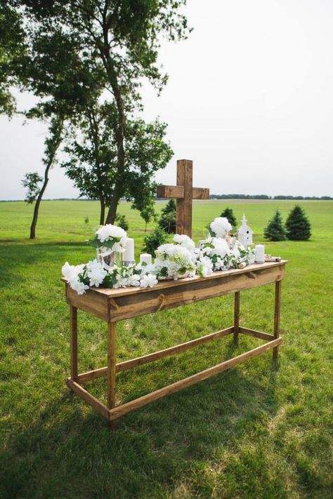 wedding alter these flowers and cross would be perfect I top of a mantel for the ceremony or for guest book table Kirby Wedding, Alter Ideas, Wedding Alter, Renewal Ceremony, Wedding Alters, Mountain Love, Fun Wedding Decor, Cristo Rey, Church Wedding Decorations