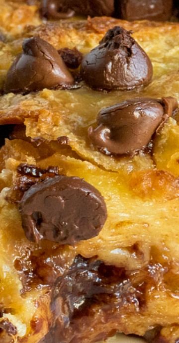 Chocolate Croissant Breakfast Bake Cinnamon Croissant, Croissant Breakfast Bake, Croissant Toast, Croissant Breakfast, Chocolate Breakfast, Breakfast Sweets, Chocolate Croissant, Breakfast Pastries, What's For Breakfast