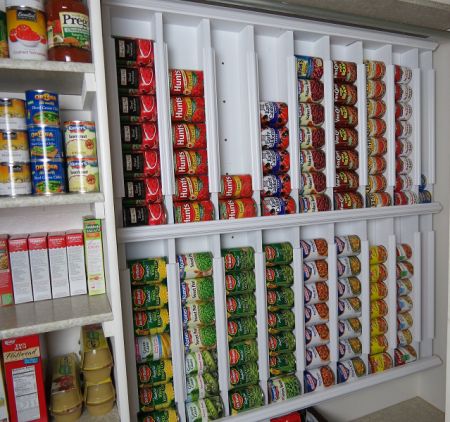 Got too many cans? Then create this functional rotating, dispenser for them in your pantry. Requires a little DIY, but it doesn't look so difficult and even the most novice of handyman or woman can make it. Diy Storage Projects, Casa Clean, Canned Food Storage, Diy Rangement, Organized Pantry, Creative Storage Solutions, Can Storage, Food System, Diy Cans