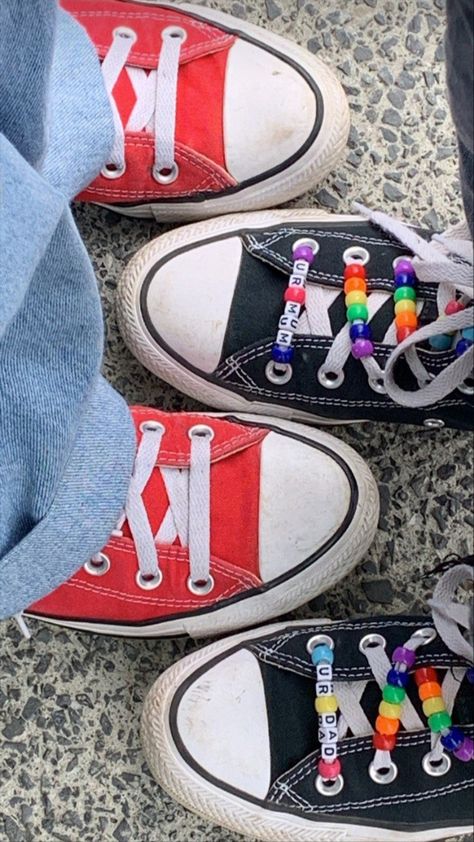 Shoe Laces Aesthetic, Old Converse Aesthetic, Tenis Indie, Converse Aesthetic Grunge, Converse Decorated, Converse Custom Ideas, Rainbow Dash Aesthetic, Grunge Indie Aesthetic, Decorated Converse