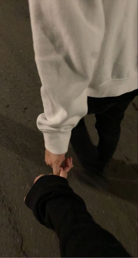 Lowkey Holding Hands, Boyfriend Pic Ideas, Hold Hands Couple, Couples Aethstetic Holding Hands, Hold Hands Couple Aesthetic, Couples Holding Hands Aesthetic, Fake Bf Pics Faceless Realistic, Teen Couple Aesthetic Faceless, Pose With Boyfriend