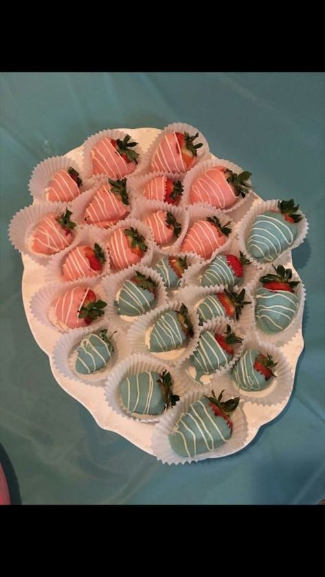 Strawberries Gender Reveal, Gender Reveal Shower Ideas, Food Gender Reveal Ideas, Food Gender Reveal, Ideas For Party Food, Gender Reveal Ideas For Party, Gender Reveal Dessert, Gender Reveal Food, Gender Reveal Party Food