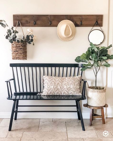 World Market on Instagram: “We’re crushing on this entryway by @casabanos_ featuring our popular Kamron Bench. (link in profile to shop) #WorldMarket #HomeDecor” Ingangs Decor, Diy Farmhouse Ideas, Mudroom Bench With Storage, Mudroom Bench Ideas, Black Bench, Bench Mudroom, Interior Vintage, Bench Ideas, Bench Decor