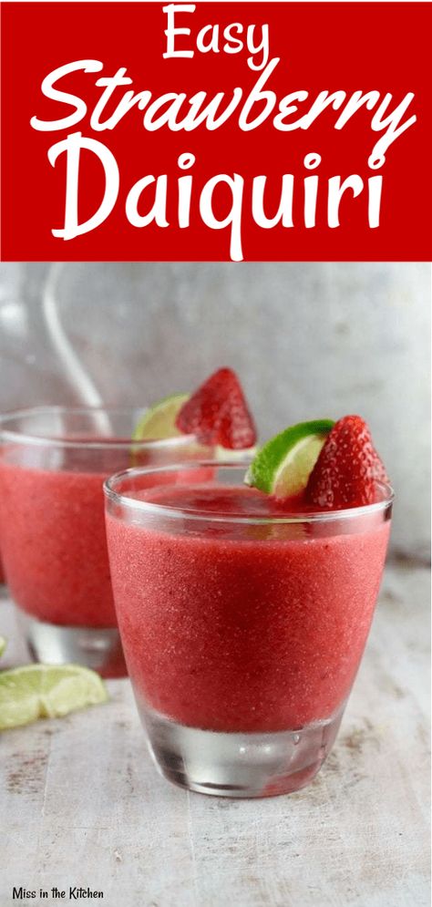 Strawberry Daiquiri Recipe, Frozen Strawberry Daiquiri, Easy Alcoholic Drinks, Strawberry Cocktails, Daiquiri Recipe, Dessert Oreo, Strawberry Daiquiri, Oreo Dessert, Cocktail Recipes Easy