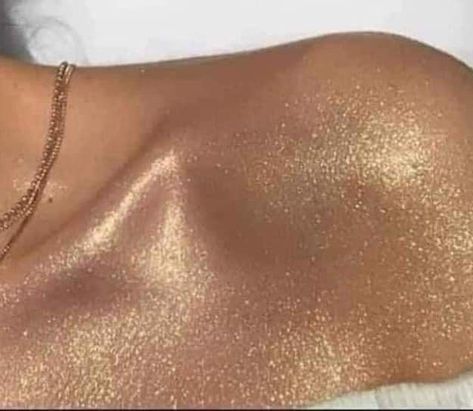 Body Shimmer Aesthetic, Body Glitter Aesthetic, Golden Skin Aesthetic, Apollo Makeup, Golden Bombshell, Caramel Girl Aesthetic, Gold Body Glitter, Shimmer Aesthetic, Jasmin Tookes