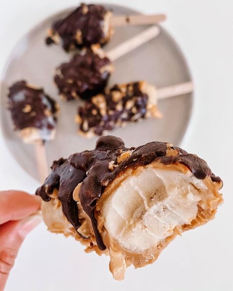 Frozen Banana Dessert, Banana Snickers, Frozen Banana Recipes, Frozen Banana Pops, Snickers Ice Cream, Banana Snacks, Banana Treats, Banana Pops, Snickers Bar