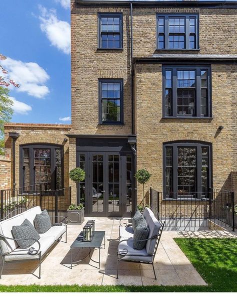 Determine to live life with flair and laughter -Maya Angelou Wishing you all a wonderful weekend. How gorgeous is this kitchen by… Yellow Brick House Exterior, Yellow Brick House, Yellow Brick Houses, Brick House Exterior, London Garden, Chelsea London, Brick Exterior House, Yellow Houses, Victorian Terrace