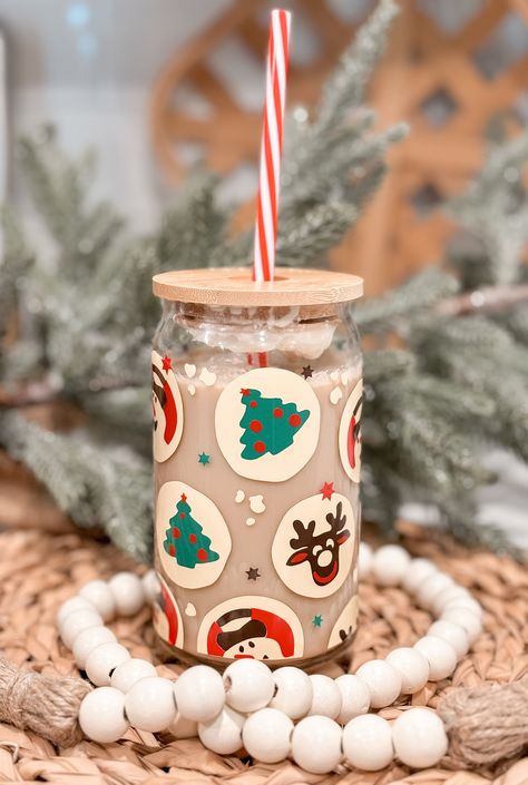 This listing is for a 16oz or 20oz beer can glass made with high quality vinyl. It has a Christmas sugar cookie print design around the glass. It is perfect for your iced coffee or beer!  These are handmade with outdoor permanent vinyl. Slight imperfections may occur. Proper cup care is extremely important.  SS straw is a stainless steel straw. Glass straws will be bent or straight depending on inventory.  If you choose the straw option it will include a stainless steel straw. If you choose the Sugar Cookie Iced Coffee, Christmas Gift Cake, Snack Christmas, Glass Reindeer, Cake Tree, Christmas Sugar Cookie, Sugar Cookies With Sprinkles, Glass Tumbler Design, Reindeer Candy