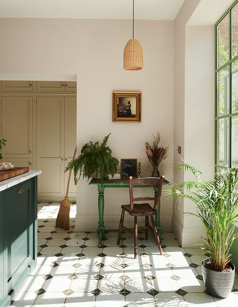 Meet The British Walk-Out Kitchen Of Your Dreams! - House & Home Wes Anderson Kitchen, Devol Shaker Kitchen, Devol Kitchens, Miss Moss, Basement Kitchen, Chimney Breast, Appartement Design, Shaker Kitchen, Style Deco