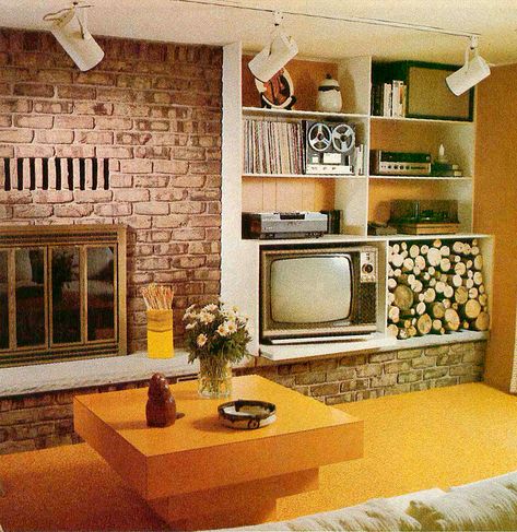 20 Years of Living Rooms: 1961 to 1981 - Flashbak Living Room 80s, 1980s Furniture, 80s House Interior, 1980s Living Room, Outfits Organization, 80s Living Room, 80s Living Room Decor, 1980s Interior Design, 1970s Living Room