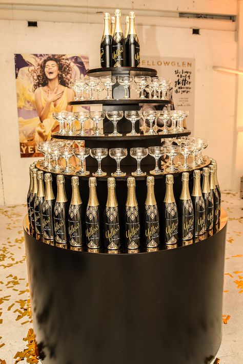 Luxury Bday Party Ideas, Champagne Tower Stand, Champagne Bottle Display, White Wedding Flowers Centerpieces, Luxury Birthday Party, Gatsby Gala, Wedding Buffet Food, Gatsby Party Decorations, Corporate Dinner