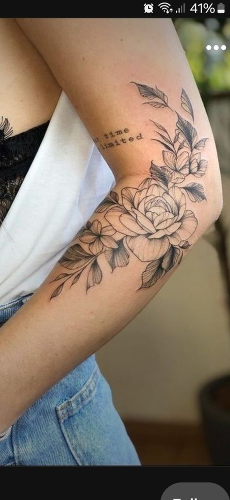 Bicep Tattoo Women, Tato Minimal, Quarter Sleeve Tattoos, Flower Wrist Tattoos, Tattoos For Women Flowers, Snake Tattoo Design, Beautiful Flower Tattoos, Tasteful Tattoos, Forearm Tattoo Women