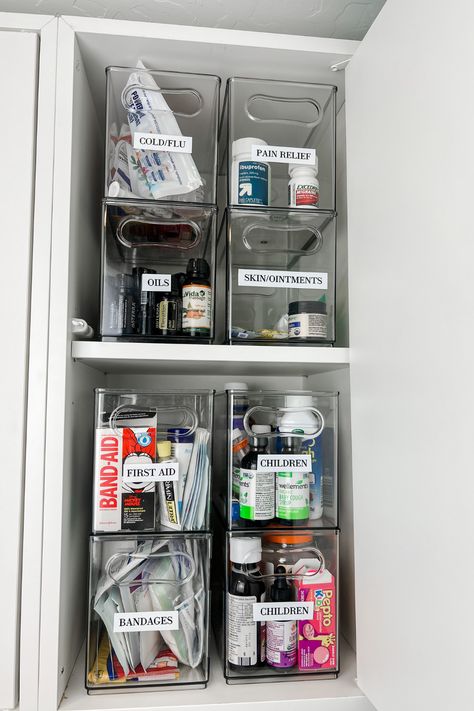 Organizing Medicine Cabinet Small Spaces, Medication Organization Storage, Small Medicine Cabinet, Medicine Cabinet Organization, Medication Organization, Medication Storage, Organization Station, Medicine Organization, House Organisation