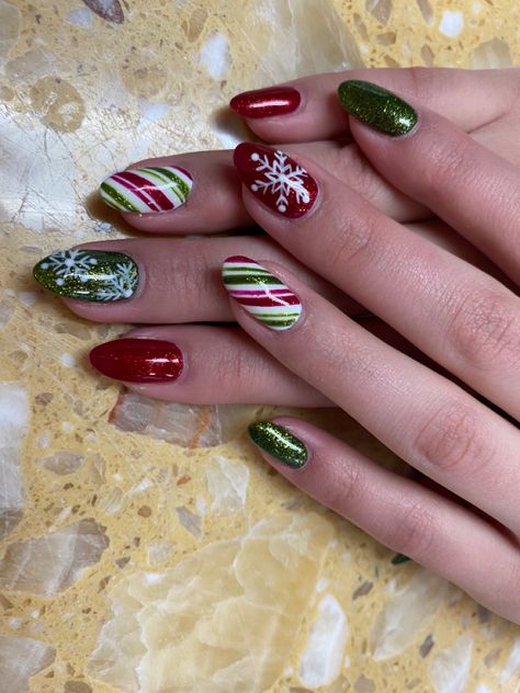 Red And Green Christmas Nails, Christmas Nail Designs Acrylic, Christmas Nail Designs Easy, Xmas Nail, Xmas Nail Art, Nail Designs Ideas, Festive Nail Art, Holiday Nail Designs, Cute Christmas Nails