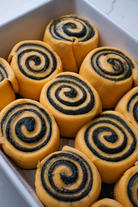 Pumpkin Spice Cinnamon Rolls, Decorator Frosting, Fall Baking Recipes, Recipe Pumpkin, Baking Recipe, Spooky Treats, Fall Cakes, Dessert Dishes, Halloween Cupcakes