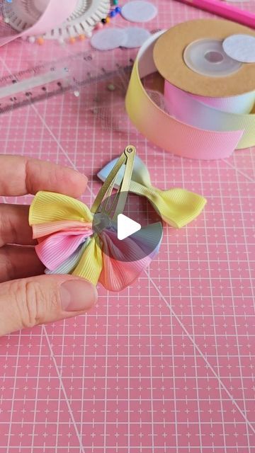 Elegant Hair Bows, Handmade Bows For Hair, How To Make Bow Hair Clips, How To Make Hair Clips Diy, Diy Bow Hair Clips, Bow Clips Diy, Diy Hair Accessories Tutorial, Hair Accessories Tutorial, Rainbow Accessories