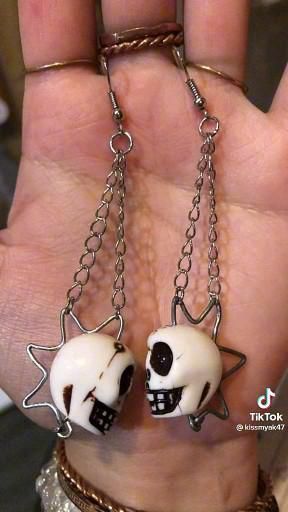 Skull Jewelry Diy, Spooky Jewelry Diy, Goth Ceramic Art, Halloween Wire Jewelry, Emo Jewelry Diy, Diy Punk Jewelry, Diy Aretes Aesthetic, Diy Goth Jewelry, Halloween Jewelry Diy Ideas