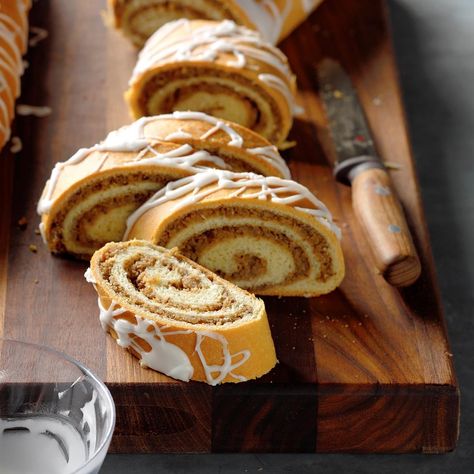 Walnut Rolls, Christmas Confections, Nut Roll Recipe, Croation Recipes, Rollie Pollie, Appetizing Food, Howell Michigan, Nut Roll, Baking Photography