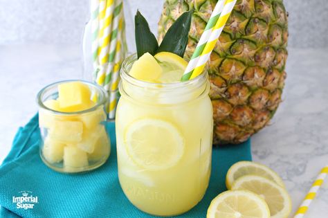 When the weather heats up, cool down with an easy homemade pineapple lemonade. This recipe can easily be doubled for your summer parties and barbecues. Grab your cocktail umbrellas, because you can also enhance the recipe with vodka for an adults-only twist. Summer Drinks Nonalcoholic Aesthetic, Pineapple Drink Aesthetic, Summer Lemonade Aesthetic, Pineapple Juice Aesthetic, Pineapple Aesthetic, Lemonade Beyonce, Lemonade Aesthetic, Pineapple Lemonade Punch, Pineapple Lemonade Recipe