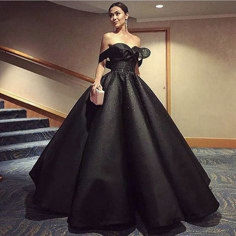 See this Instagram photo by @dressdreamz • 1,187 likes Long Elegant Prom Dresses, Black Wedding Gowns, Black Women Dress, Black Ball Gown, Satin Formal Dress, Bridal Ball Gown, Elegant Prom Dresses, Chanel Couture, فستان سهرة