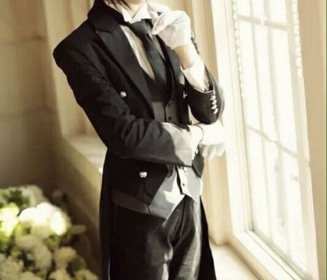 A Vampire's Love, Butler Outfit, Butler Aesthetic, Aesthetic Cosplay, Black Butler Manga, Royal Aesthetic, Sebastian Michaelis, Black Butler Anime, Black Butler Kuroshitsuji