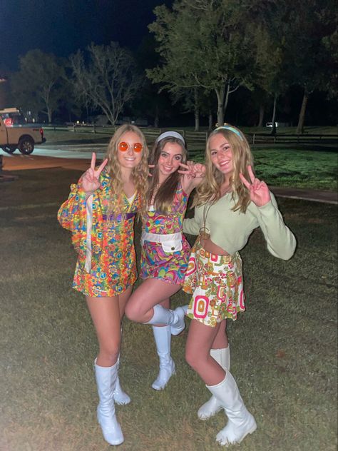 hippie, groovy, 70s, group costume Gogo Dancer Outfits 70s, Hippies Halloween Costumes, Gogo Girls Halloween Costume, Hippie Outfits Costume, Hippy Costume Halloween, Hippies Costumes, Hippie Costume Ideas Diy, Hippie Costume Ideas, Hippie Carnaval