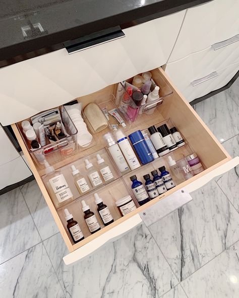 Makeup Organization Ideas Small Spaces, Organization Ideas Small Spaces, Makeup Organization Ideas, Bathroom Drawer Organization, Neat Method, Makeup Drawer Organization, Makeup Organization Diy, House Organisation, Makeup Organization Vanity